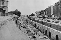 Boulevardbanen under konstruktion mellem Sølvgade og Stokhusgade. Øverst til venstre ses et hjørne af [[Statens Museum for Kunst]]. Fotografi fra august 1914.