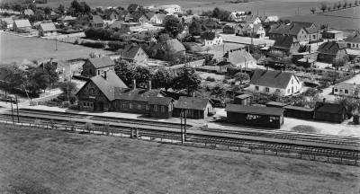 Fjenneslev station 1956 - den første hovedbygning med de høje skorstene