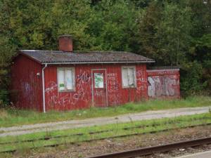 Kolonnehus ved Herfølge station - ligger nord-vest for stationsbygningen