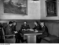 Himmler i møde.Fra vnestre Franz Josef, Artur Nebe, Heinrich Himmler, Heydrich og Müller 