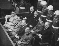 Nürnbergprocessen 1946 - Otte af de anklagede. Forrest (venstre til højre): Göring, Heß, Ribbentrop, Keitel. Bagerst: Dönitz, Raeder, Schirach, Sauckel