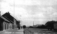 Sæby station og slagteri i begyndelsen af 1900-tallet (postkort). Bygningen til højre - overfor stationen - blev benyttet som børnehjem