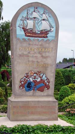 Mindesten over Peder Skram ved Østbirk Kirke, hvor han er begravet